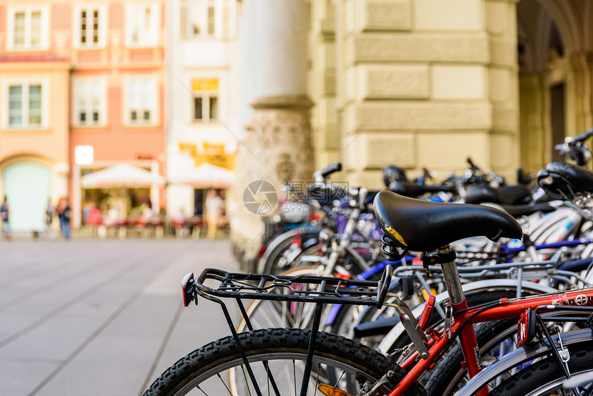 格拉茨市广场的自行车图片