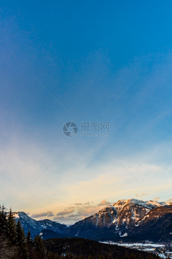 奥地利施蒂里亚山奥地利斯提里亚山奥地利巴德米特尔多夫山度假胜地周围雪的景象图片