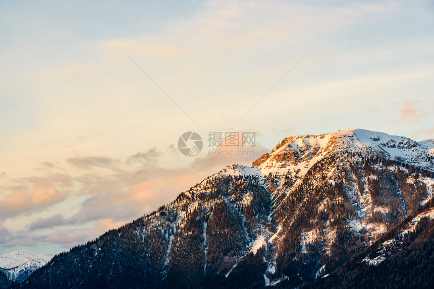 在冬季日落时在奥地利阿尔卑斯山脉的一座上看到陶普利扎姆的景象图片