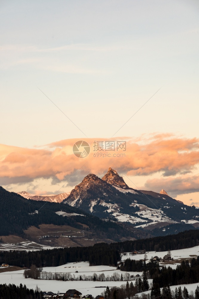 奥地利施蒂里亚山奥地利斯提里亚山奥地利巴德米特尔多夫山度假胜地周围雪的景象图片