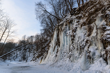 冰雪和大柱在悬崖上冬天极冷的温度在波兰RudawkaRymanowskaPodkarpacie冰雪和大块在悬崖上雪和大块在悬崖上背景