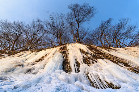 冰雪和大柱在悬崖上冬天极冷的温度在波兰RudawkaRymanowskaPodkarpacie冰雪和大块在悬崖上雪和大块在悬崖上背景