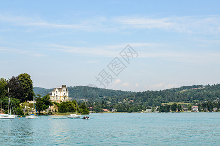 卡林西亚KlagenfurtCarinthiaAustria1907218Worcherse查看夏季山中湖边的松绿水享受暑假的旅游者背景