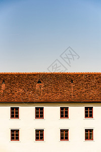 莱布尼茨施蒂利亚奥地利2018年8月4日施洛斯塞戈贝格萨高建筑景观罗马城堡时代萨高什洛斯酒店红框金属格窗背景图片