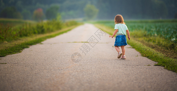 婴儿行走在农村公路上图片