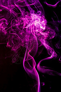 黑色背景的紫抽象形状烟雾黑色背景的简要选择焦点黑色背景的紫抽象形状烟雾背景图片