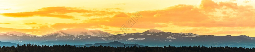 拉凡塔勒Styrianalps覆盖的雪在日落橙色光照下在LavanttalerAlps山脉中看到StyrianLavanttalerAl背景