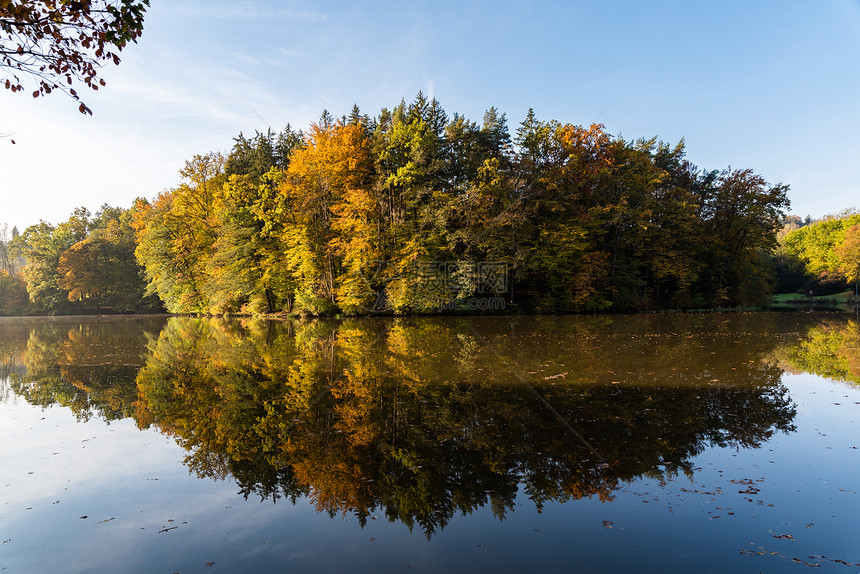 湖雾风景与奥地利塔尔州施蒂里亚的秋叶和树木反射秋季节主题湖雾风景与奥地利塔尔州施蒂里亚的秋叶和树木反射图片