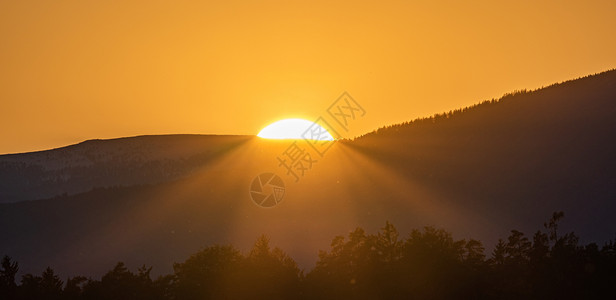 戏剧剪影日落拉凡塔勒阿尔卑斯山在施蒂里亚在日落的橙色灯光下被雪覆盖的冥河阿尔卑斯山戏剧剪影日落拉凡塔勒阿尔卑斯山在施蒂里亚背景