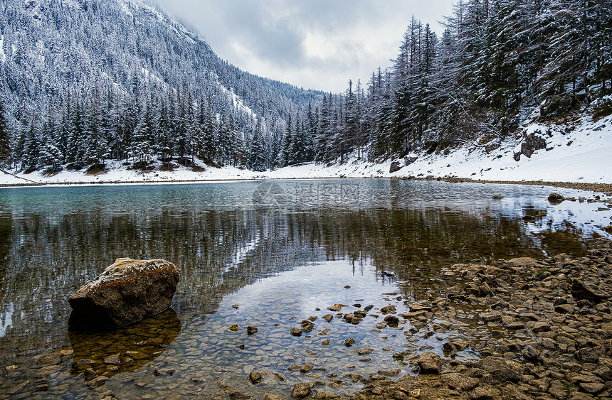 绿湖格鲁纳看到多云的冬季日著名旅游景点在奥地利施蒂里亚区绿色湖格鲁纳看到多云的冬季日著名旅游景点图片