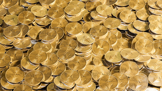 以太币Ethrum硬币组合在桌上加密货币贸易和投资概念Ethrum硬币组合在桌上背景