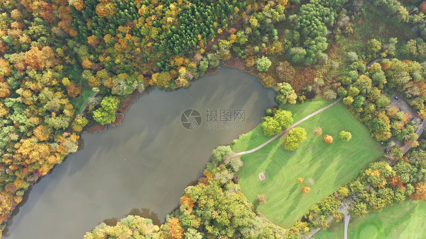 在奥地利塔尔的施蒂里亚湖上带有秋叶和树的反射秋季节主题在奥地利塔尔的施蒂里亚湖上秋季节主题图片