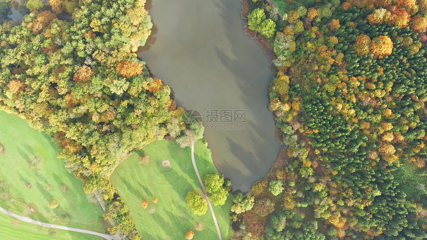 在奥地利塔尔的施蒂里亚湖上带有秋叶和树的反射秋季节主题在奥地利塔尔的施蒂里亚湖上秋季节主题图片
