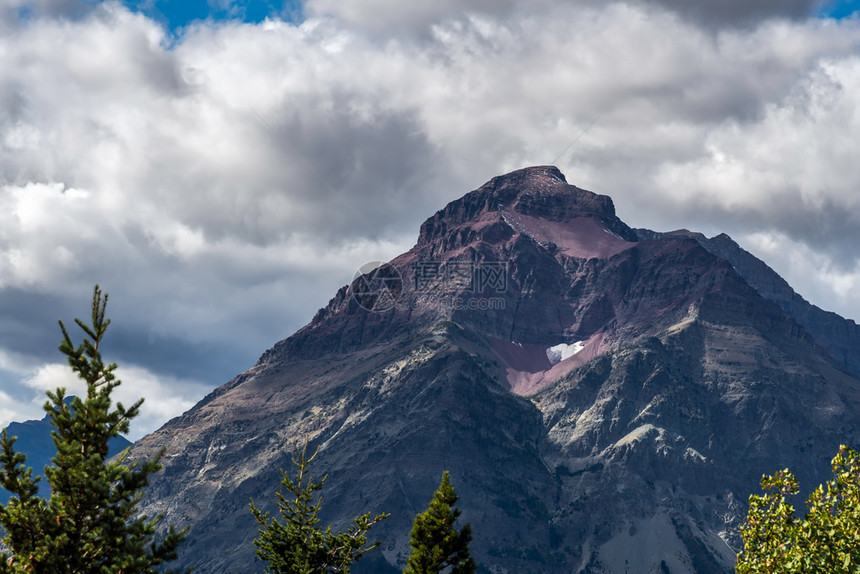 紫山下二药湖旁的紫山图片