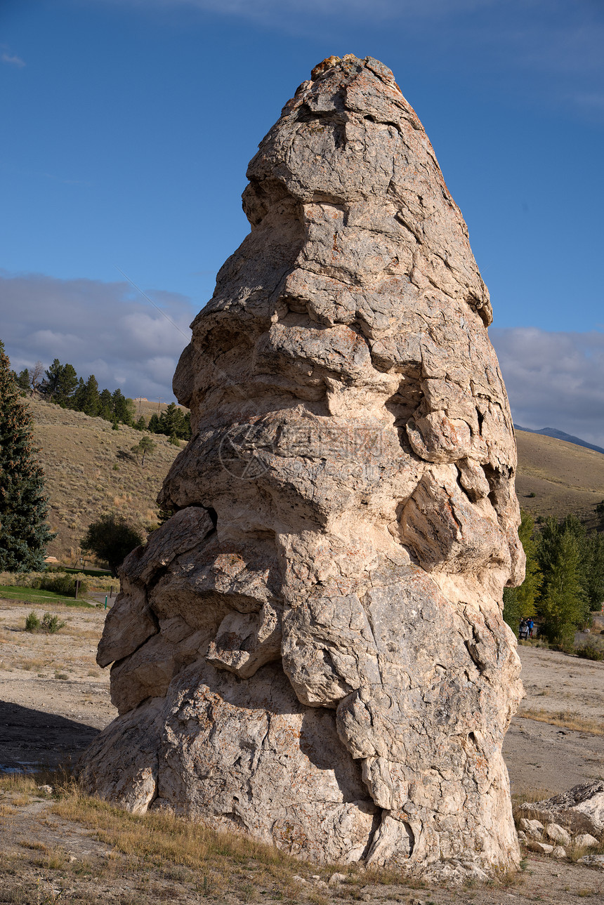 Mammoth热泉的石柱图片