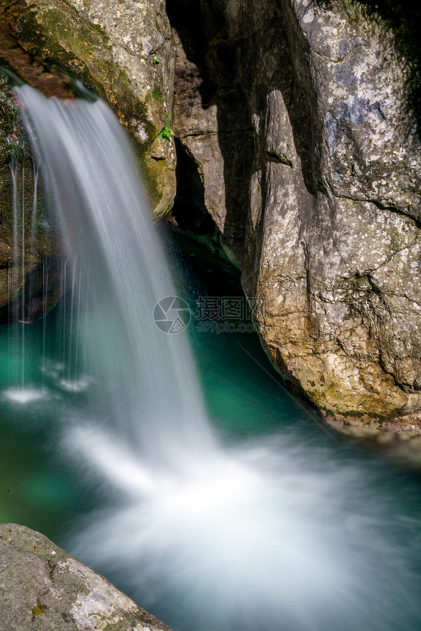 意大利贝加莫附近的伦巴第瀑布图片