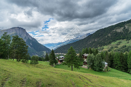 从瑞士的辛普朗山口看去图片