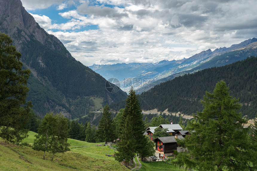 从瑞士的辛普朗山口看去图片