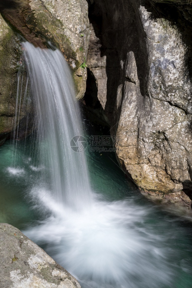 意大利贝加莫附近的伦巴第瀑布图片