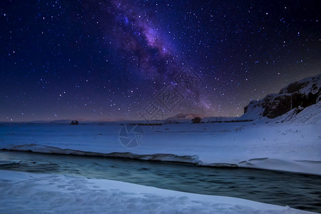 雪地冰岛的星空图片