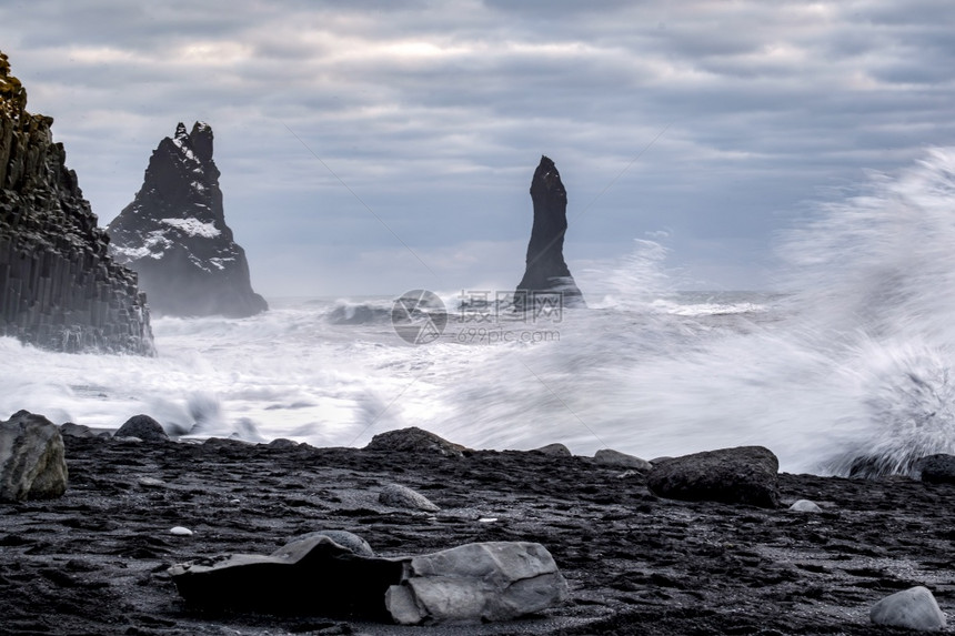 雷尼斯法哈拉火山海滩暴风天气图片