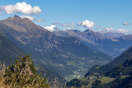 弯管从瑞士的Gotthard通行证查看背景