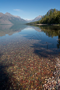 蒙大拿Apgar附近的麦当劳湖多彩宝石背景图片