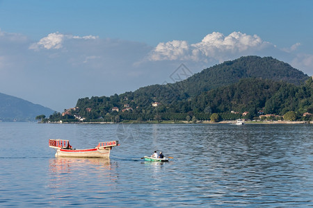在意大利MaggiorePiedmont湖上拉传统船的划图片