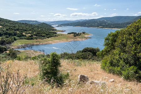 夏不为利毛笔字撒丁岛的利西亚湖背景