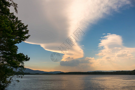 洛克加藤湖上异常云层形成图片