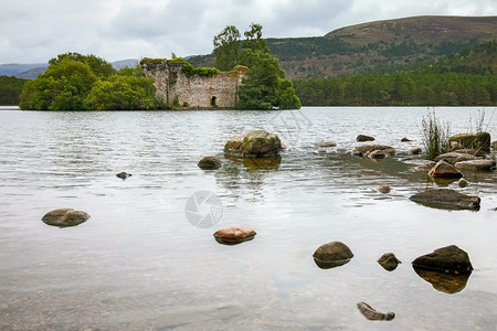 苏格兰阿维摩附近的湖中一个艾琳城堡图片
