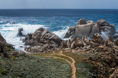 在一条线上波浪在卡塔撒丁岛的海岸线上敲响背景