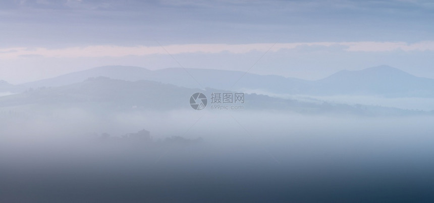 托斯卡纳的薄雾黎明图片
