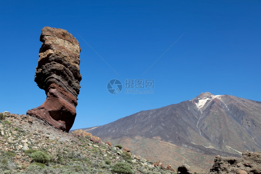 三角山和树木图片