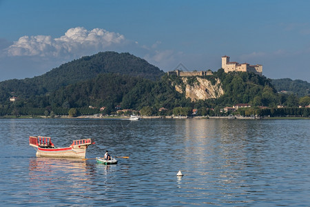 阿罗纳湖在意大利MaggiorePiedmont湖上拉传统船的划背景