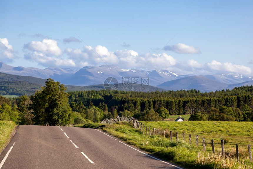 通往Cairngorm山脉的路图片