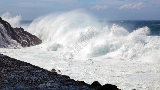 冲击特纳里夫岩石海岸的大规模波浪图片