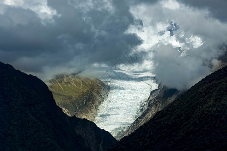 福克斯冰川上空的暴风天气图片