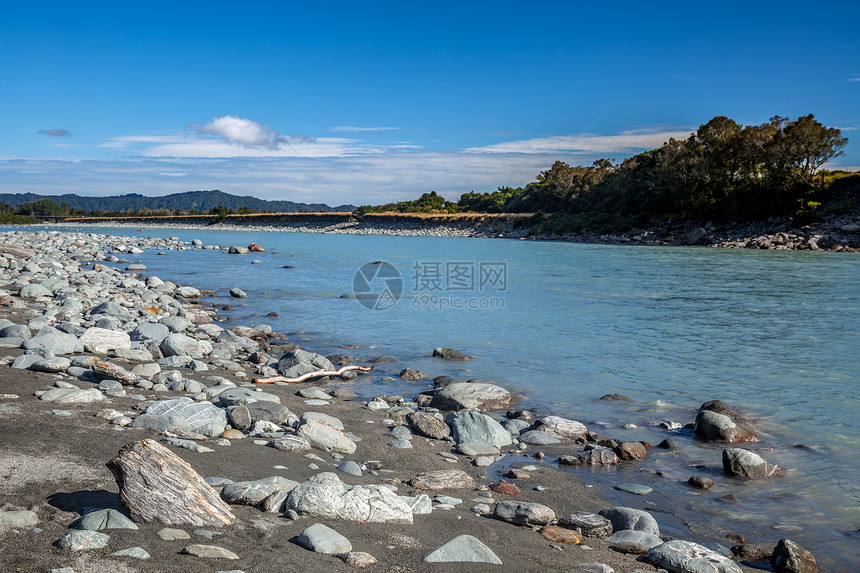 沿着新西兰奥卡里托河流落的无数岩石图片
