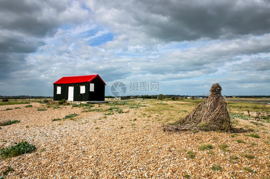 东苏塞克斯Rye海滩上旧的腐烂小屋图片