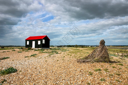 东苏塞克斯Rye海滩上旧的腐烂小屋图片