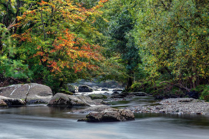 秋天沿格拉斯林河的景象图片