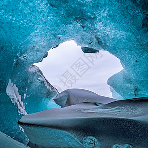 乔库萨隆附近水晶冰洞背景图片