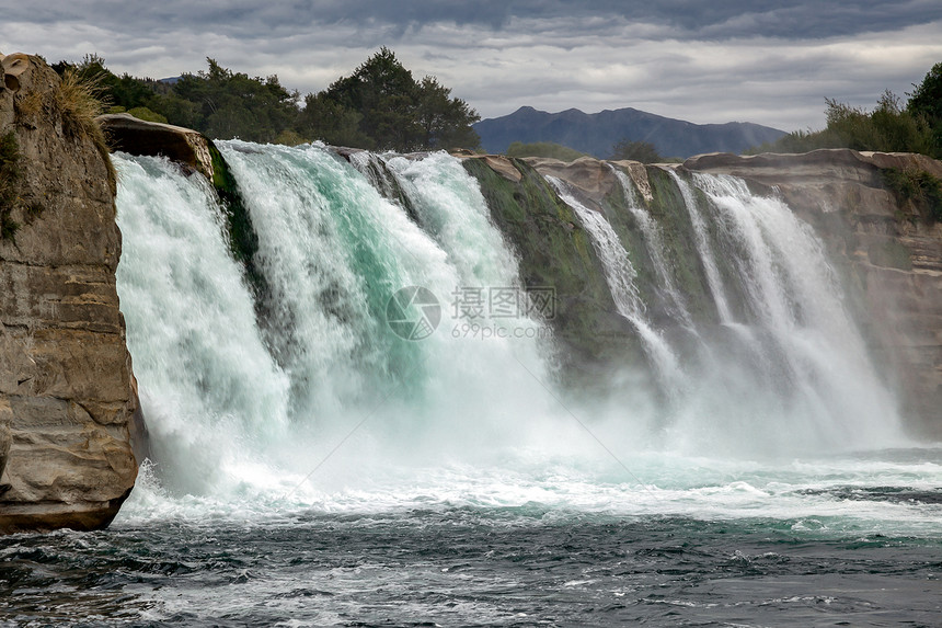 新西兰Maruia瀑布的景象图片