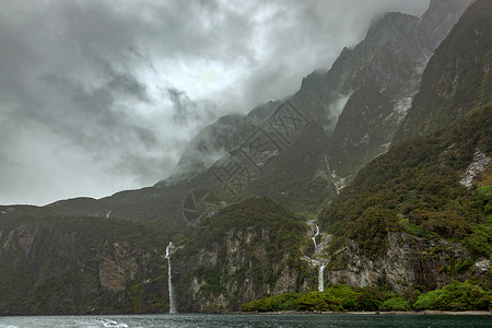 米尔福德峡湾密尔福德湾瀑布暴风雨天背景