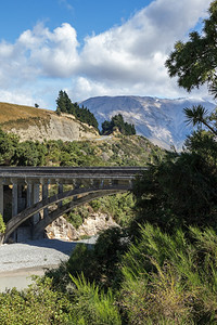 201年月5日新西兰拉卡亚河上现代桥景象图片