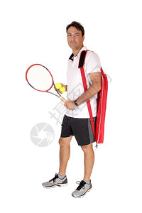 一个英俊的年轻男子站在网球服花冠和孤立的白色背景放松和微笑图片