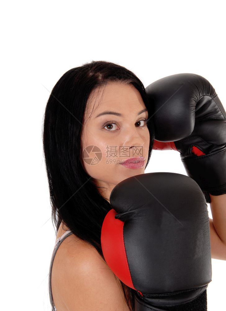 一位年轻女子带着黑拳的头发看着镜准备战斗与白背景隔绝图片