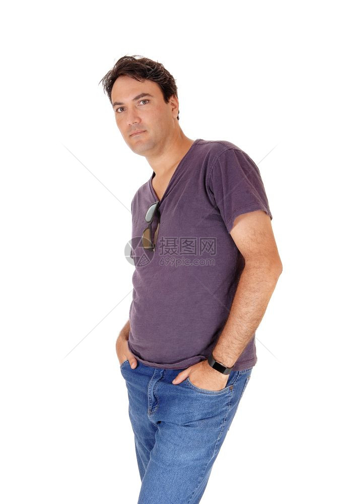 一个非常英俊高的年轻男子穿着牛仔裤和衬衫手放在口袋里图片