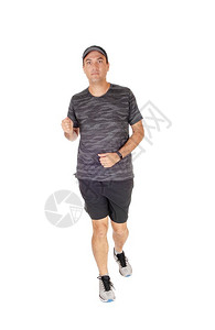 一个身高的英俊青年男子身穿运动服在工作室跑步因白种背景被隔离图片